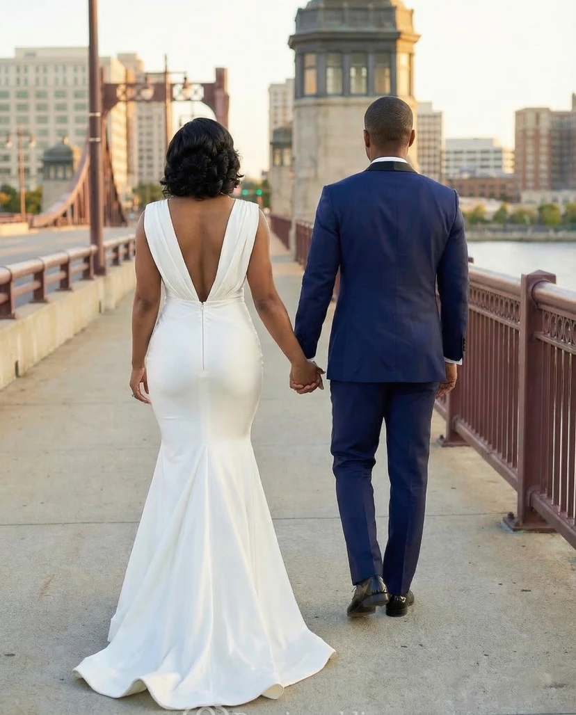 Vestido de novia de talla grande estilo trompeta con pliegues view 2
