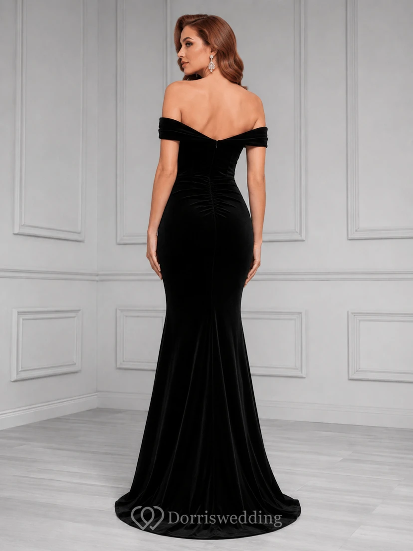 Schwarzes, schulterfreies, figurbetontes Meerjungfrauen-Abendkleid aus Samt mit Schleppe view 2