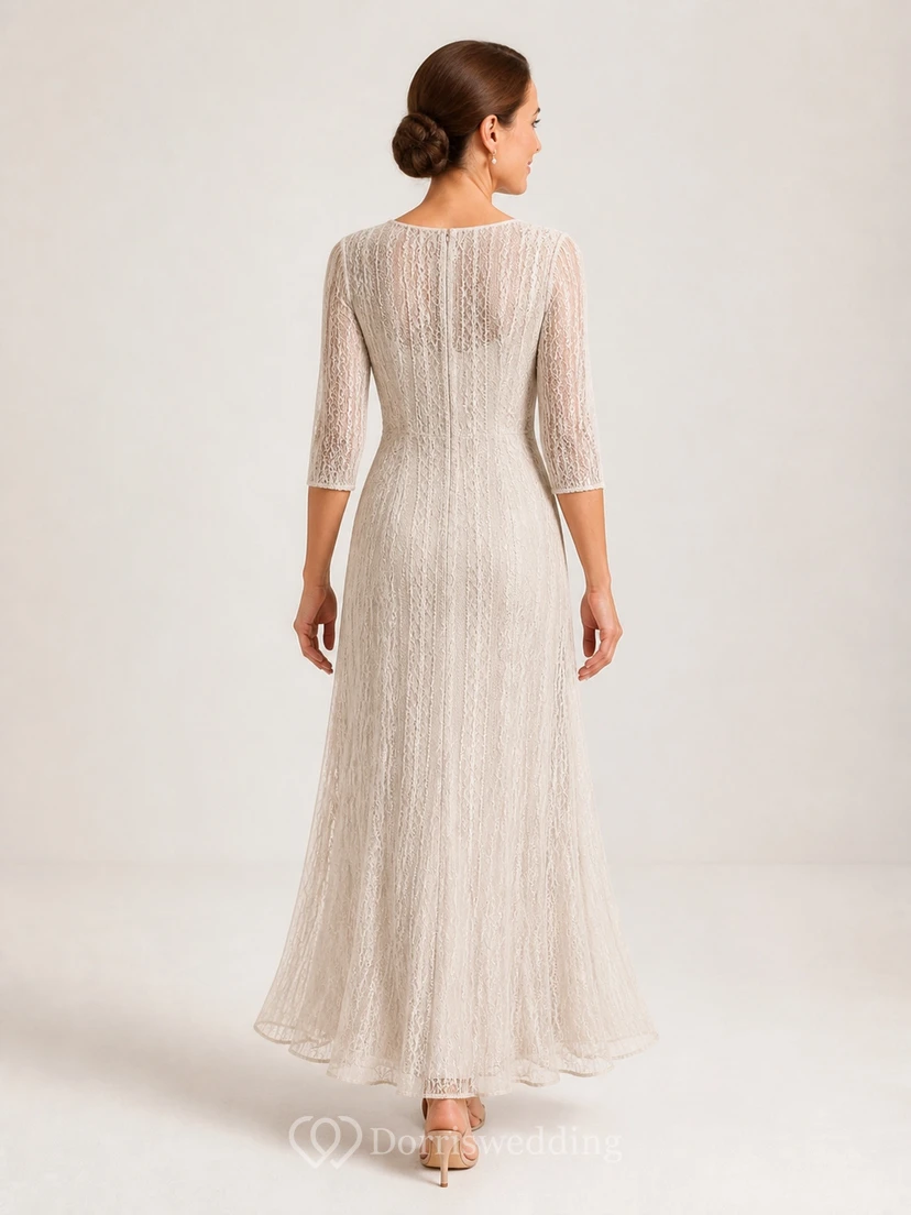 Robe de mariée texturée et sobre pour femmes mûres, coupe trapèze, manches trois-quarts, en dentelle texturée, longueur cheville, col bateau. view 2