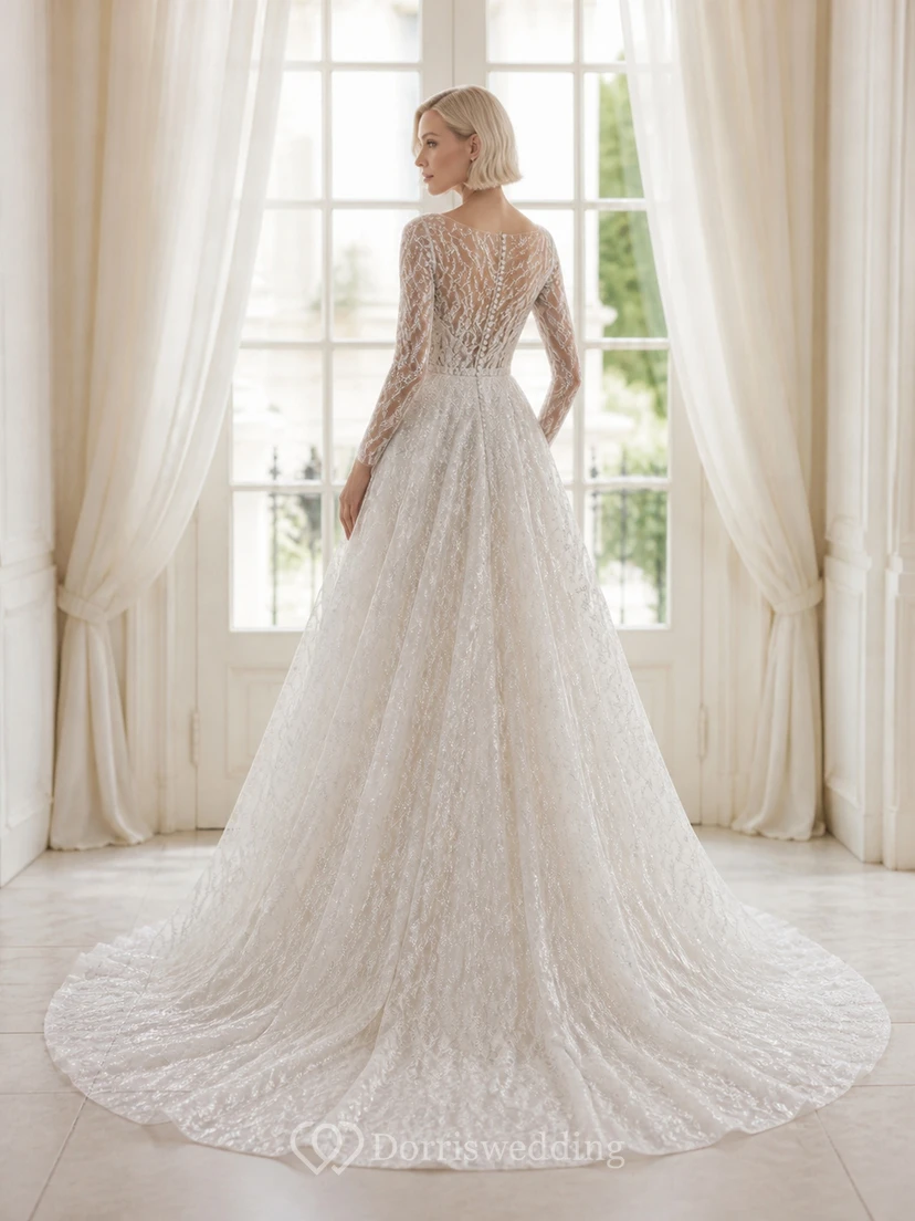 Vestido de novia tradicional de encaje con mangas largas y corte en A para novias mayores. view 2