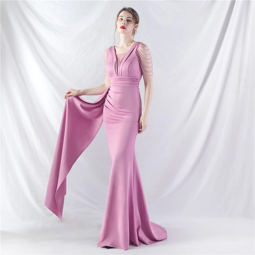Ein Abendkleid aus insgesamt 8 Farben, gefertigt mit aufwendiger Satinfalttechnik und Perlenstickerei. view 4