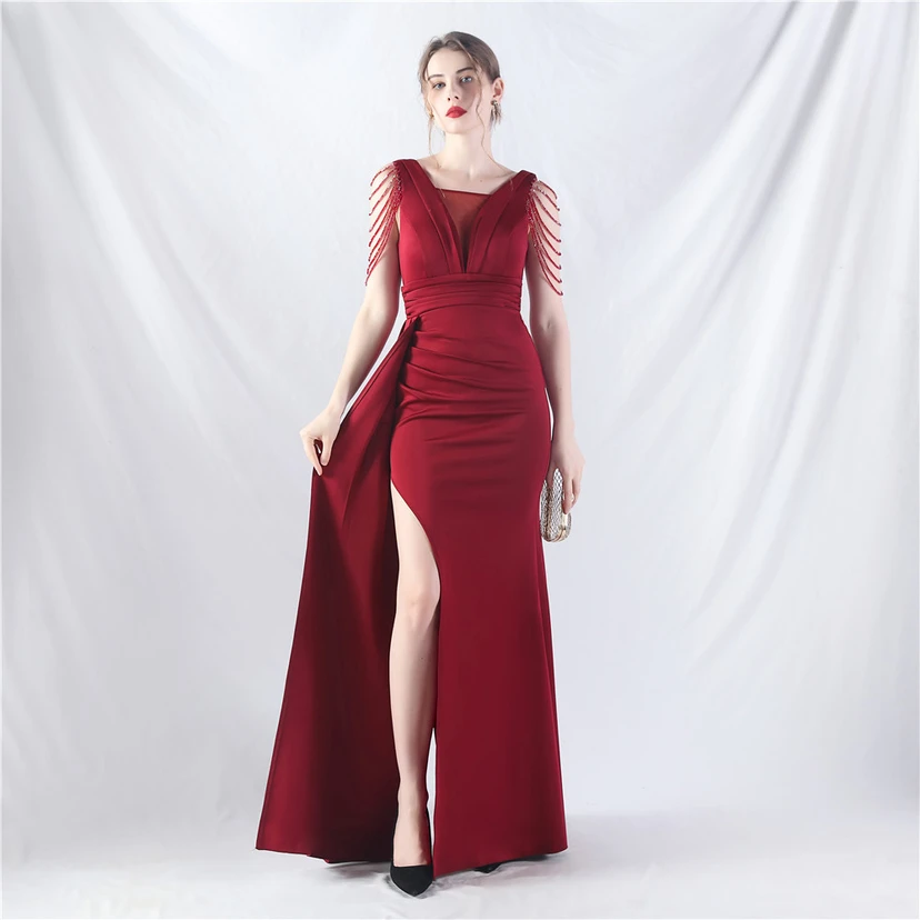 Ein Abendkleid aus insgesamt 8 Farben, gefertigt mit aufwendiger Satinfalttechnik und Perlenstickerei. view 39