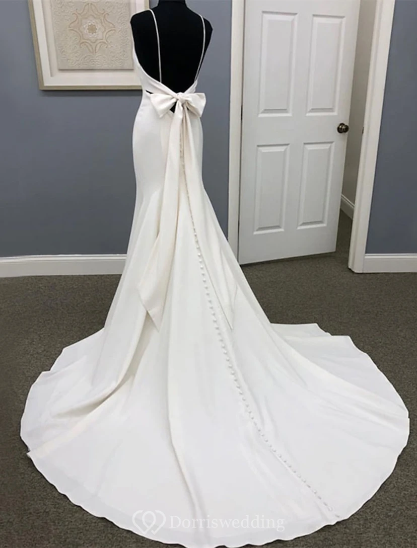 Vestido de novia minimalista de satén estilo sirena con tirantes finos. view 5
