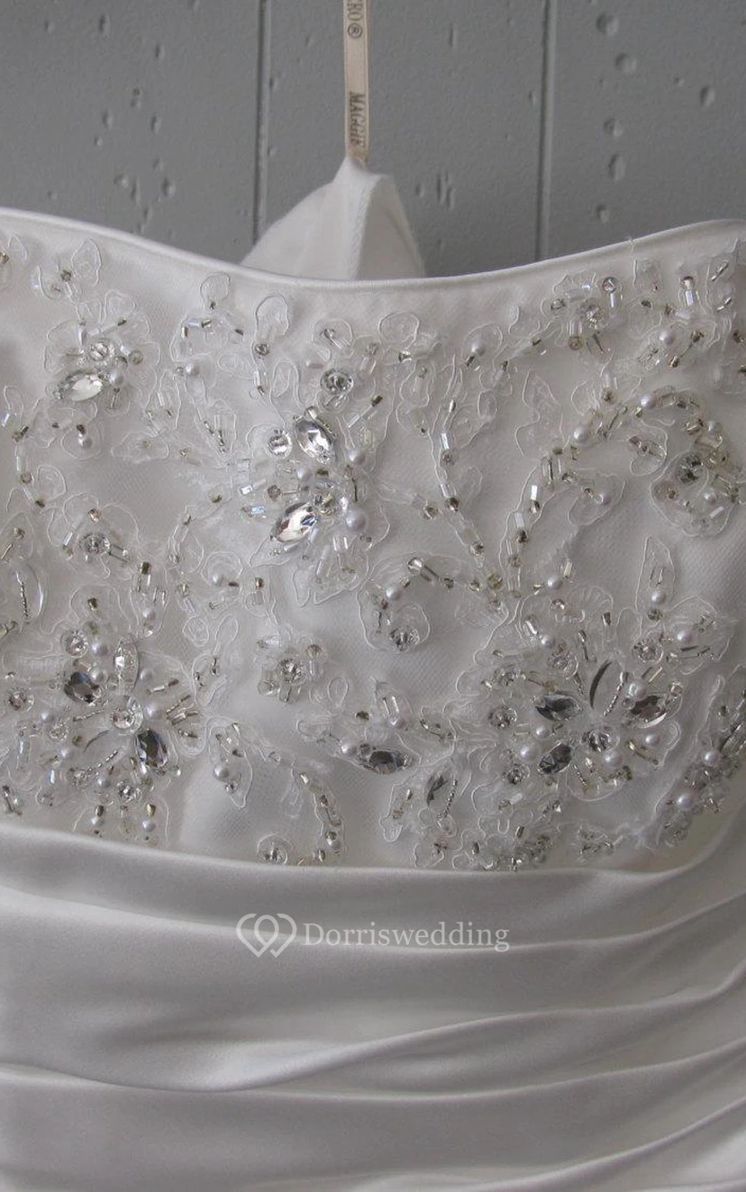 Vestido de tafetán de corte A con escote corazón, fruncidos y flores. view 4