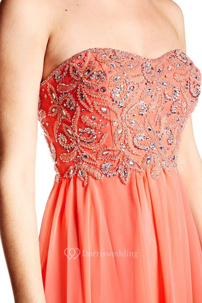 Robe de bal bustier en mousseline perlée avec traîne. view 3