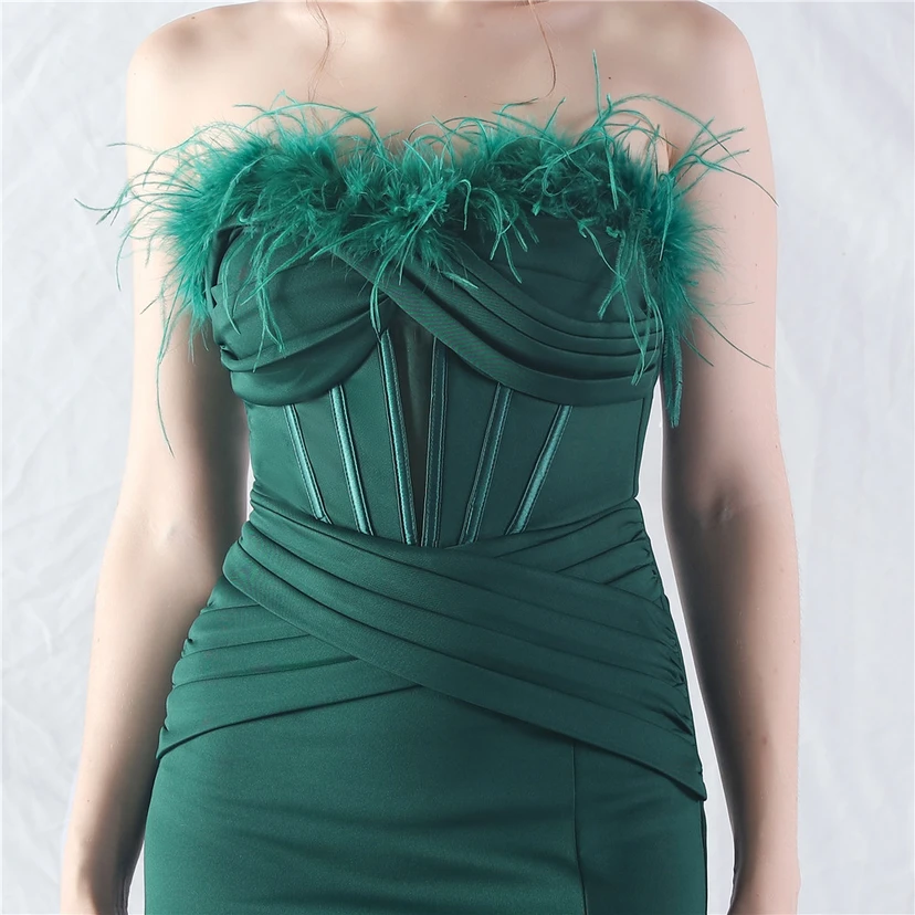 Fischgrätmusterweste, tailliertes Satinkleid mit Faltenwurf, handgefertigtes High-End-Abendkleid mit Straußenfedern view 35