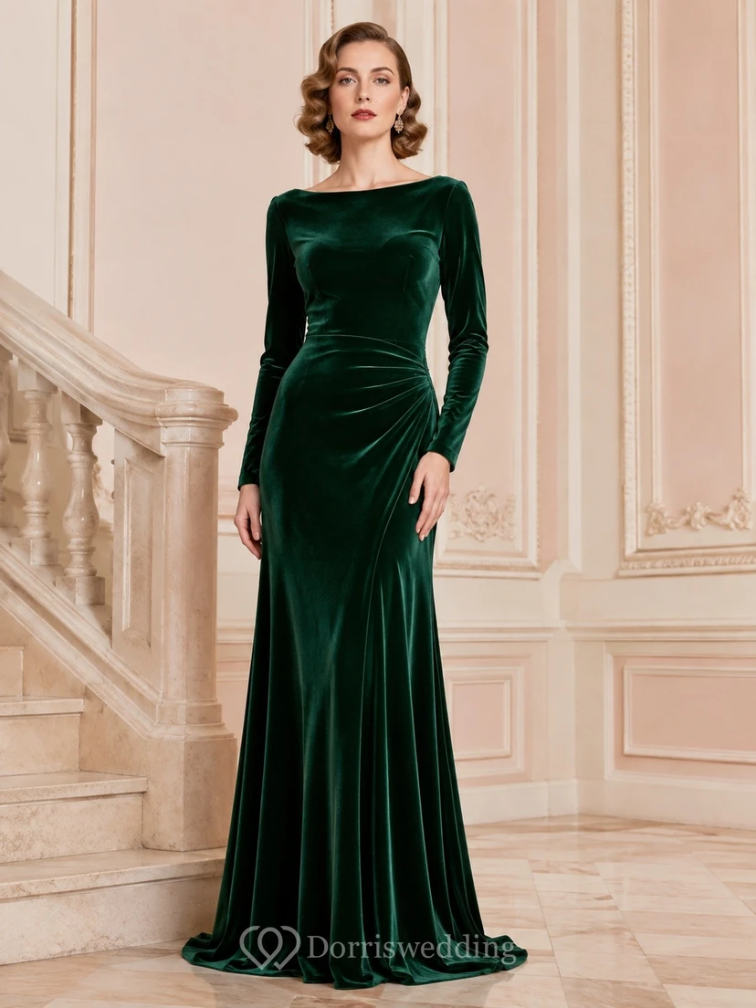 Vestido de noche largo de terciopelo verde oscuro con escote corazón y mangas largas estilo sirena.