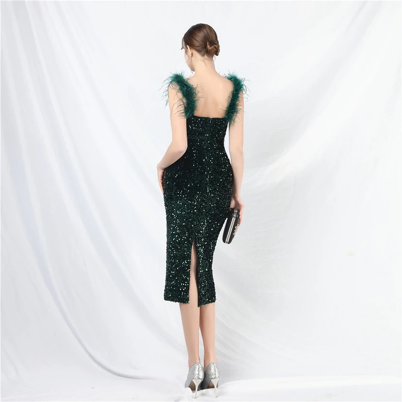 Handgefertigtes, perlenbesetztes Abendkleid aus Straußenfedern und Pailletten view 60