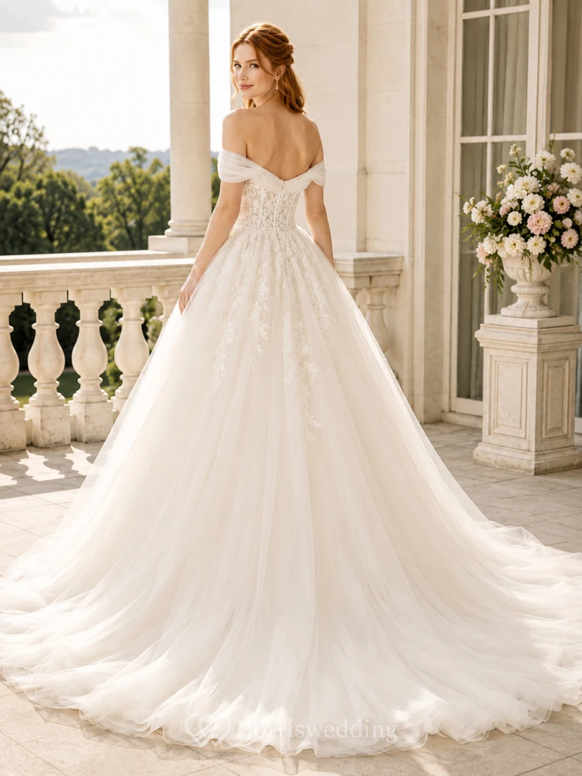 Robe de mariée princesse en dentelle à épaules dénudées et traîne chapelle, bustier cœur, tulle view 2