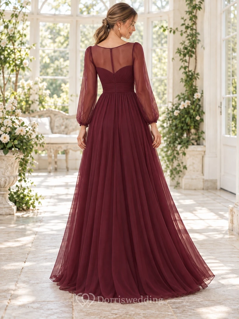 Vestido de dama de honor largo hasta el suelo, color burdeos, con escote corazón ilusión, tul fruncido y corte en A. view 2