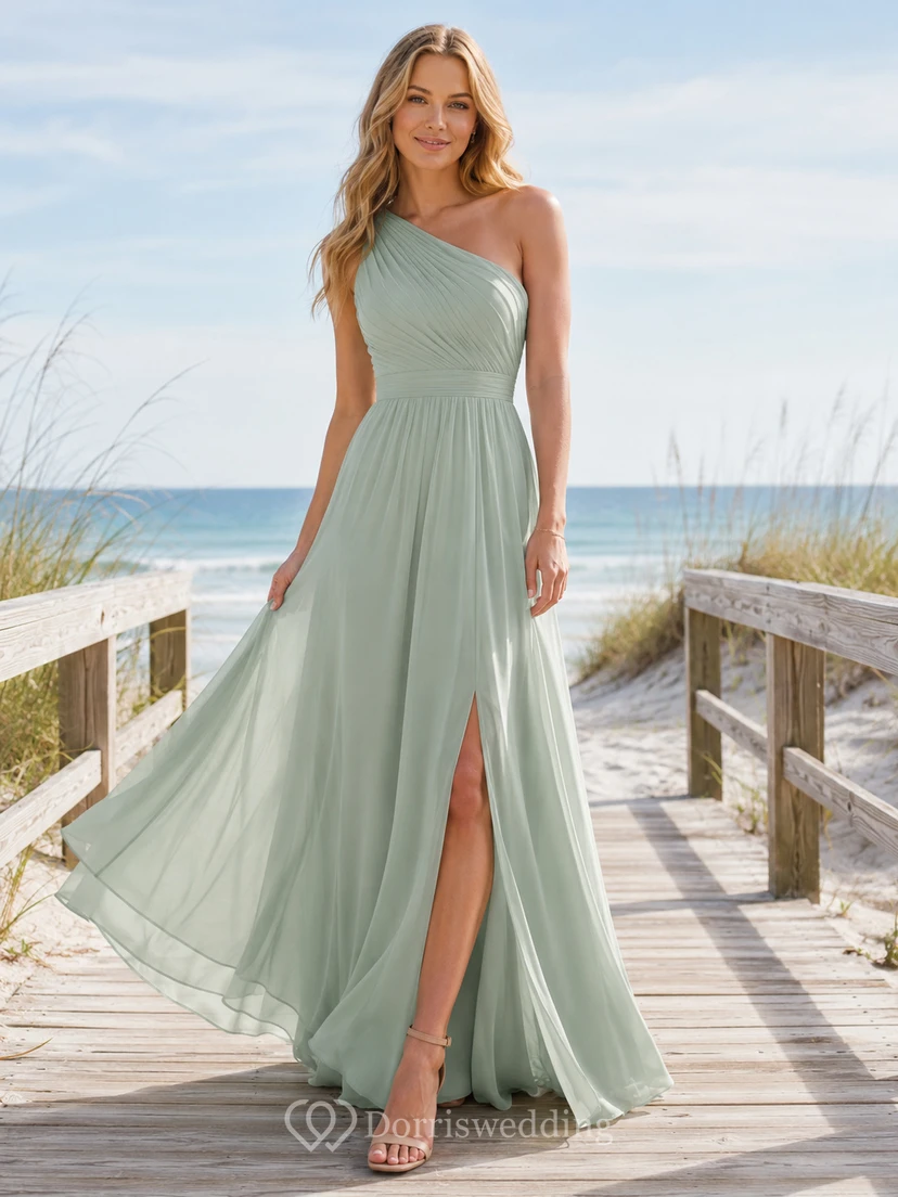 Brautjungfernkleid aus salbeigrünem Chiffon in A-Linie mit ärmellosem One-Shoulder-Oberteil, bodenlangem Rock mit Schlitz und tiefem V-Ausschnitt am Rücken.