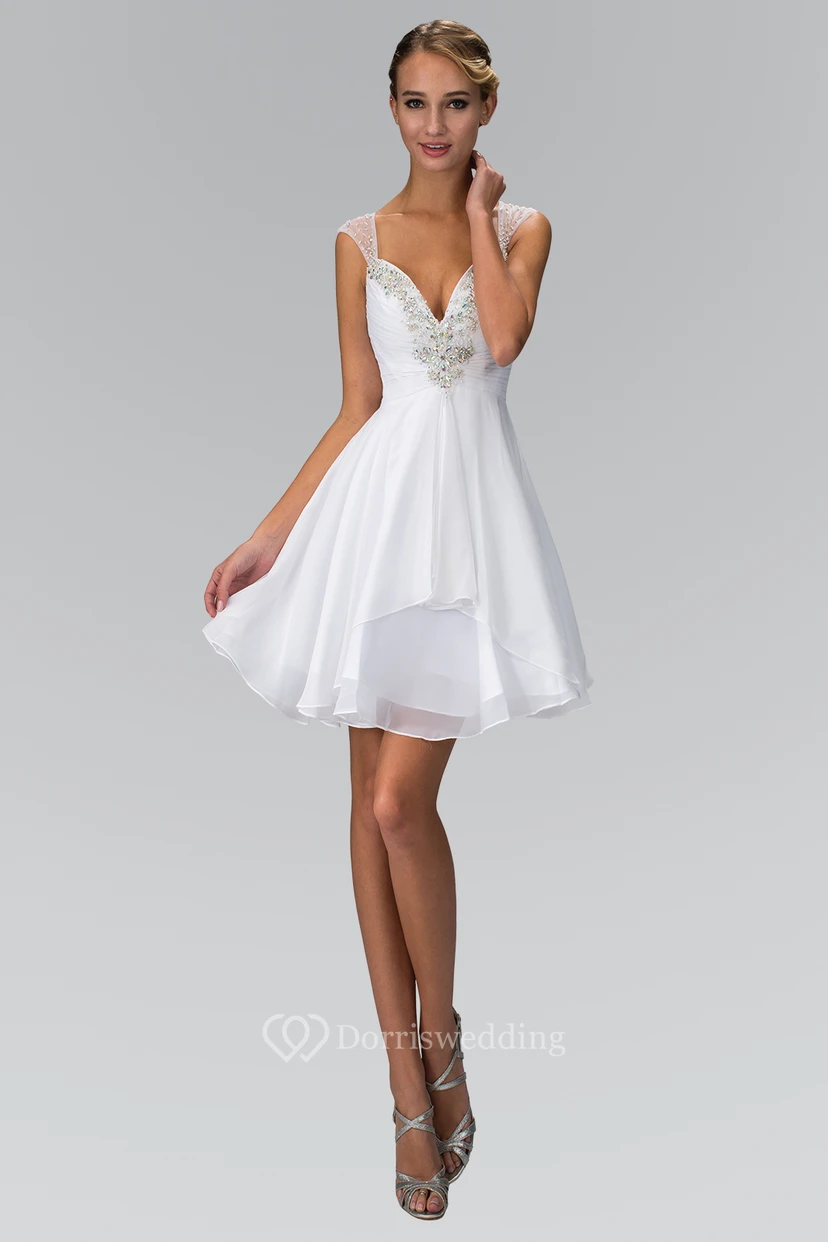 Kurzes, ärmelloses A-Linien-Chiffonkleid im Queen-Anne-Stil mit Raffungen und Perlenverzierungen