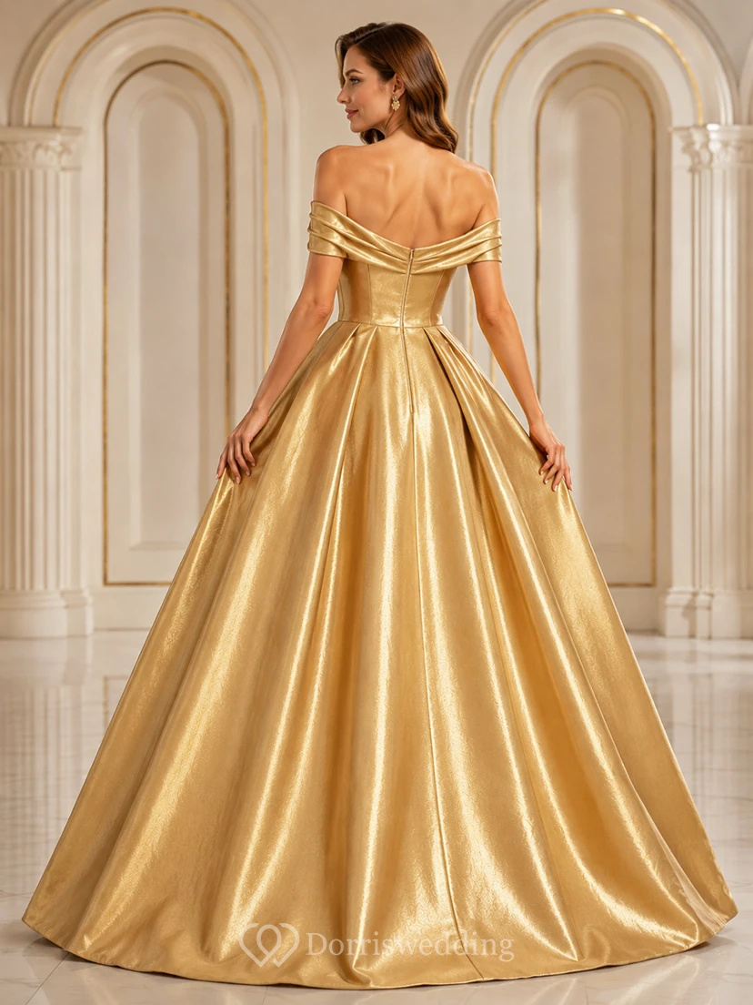Vestido de gala de lujo Gilded Majesty Gold, largo hasta el suelo, con hombros descubiertos y manga corta, confeccionado en satén metalizado. view 2