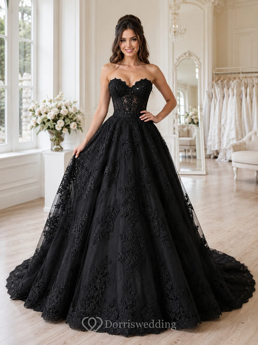 Robe de mariée gothique noire bustier en dentelle, décolleté cœur, traîne cathédrale