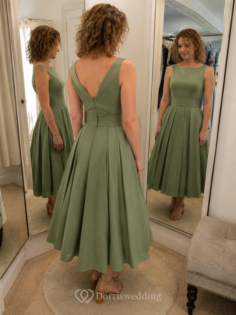 Robe trapèze sans manches arrivant au genou, à plis view 8
