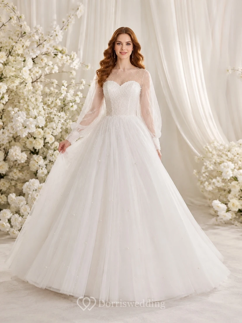 Elegante vestido de novia de corte A con escote cuadrado, manga larga, tul y cola catedral.