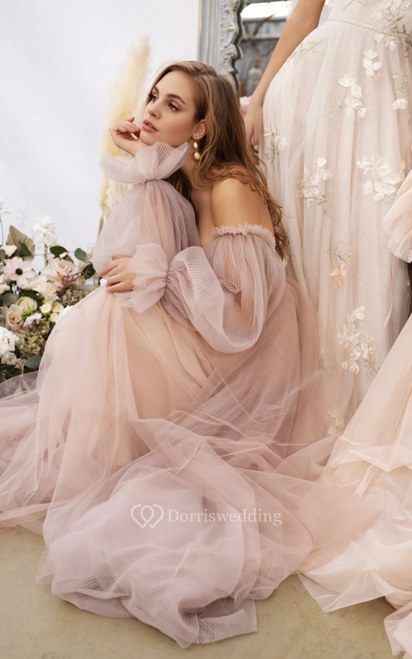 Robe de mariée bohème en tulle rose poudré fluide à manches longues bouffantes et décolleté en cœur, ornée d'un haut perlé view 6
