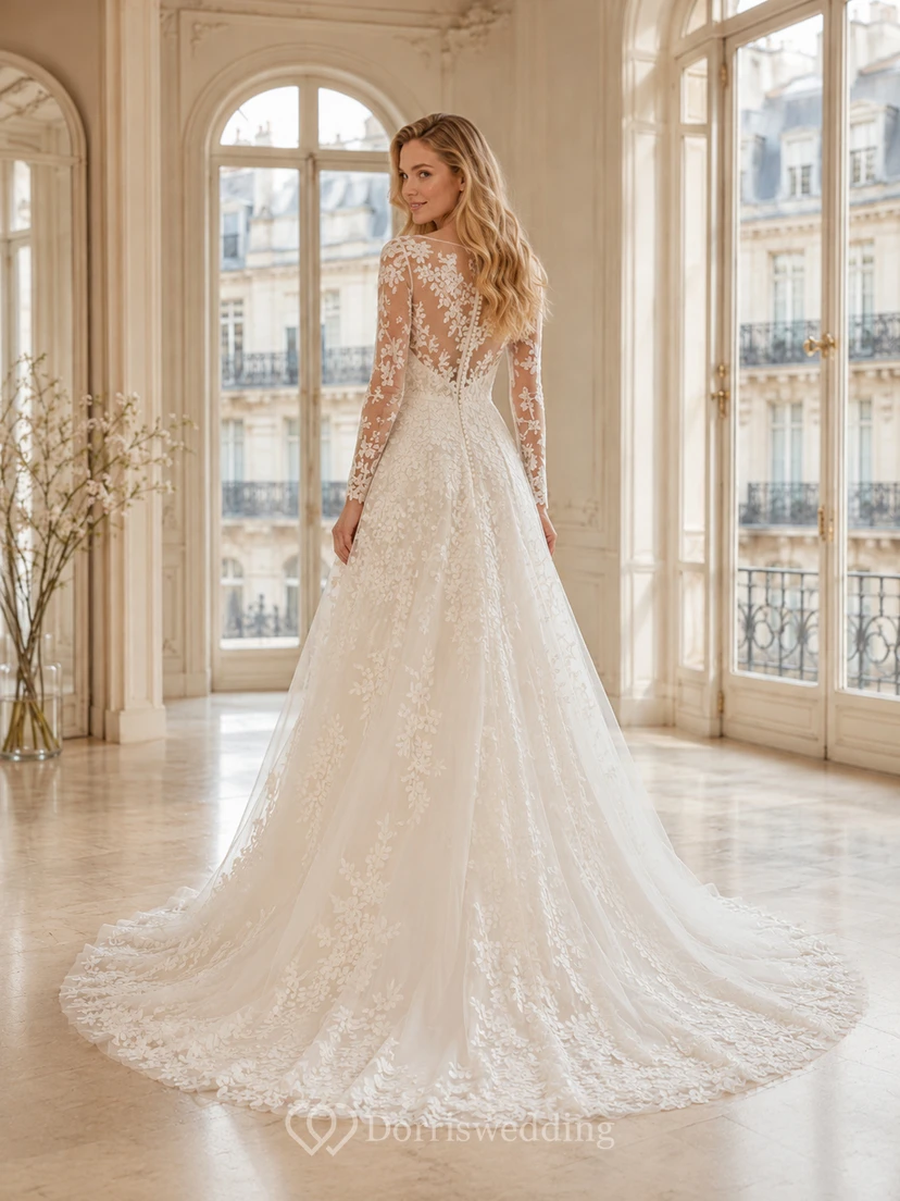 Robe de mariée Gallery Bridal impeccable en dentelle et tulle illusion, col montant, manches longues transparentes, coupe trapèze, traîne chapelle, ornée d'appliqués floraux. view 2