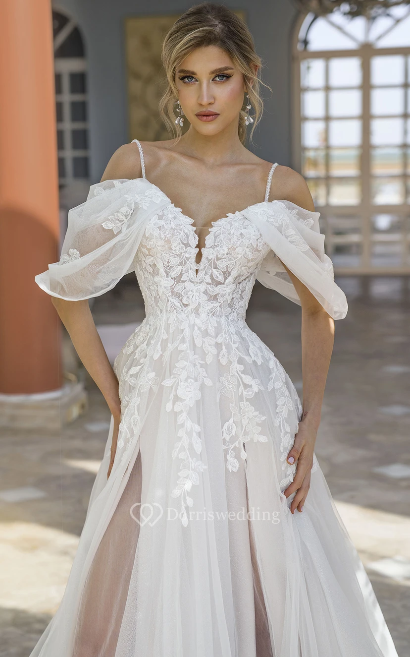 Vestido de novia de corte A con escote en V, mangas murciélago, cola larga, tul y encaje, apliques y abertura frontal. view 3