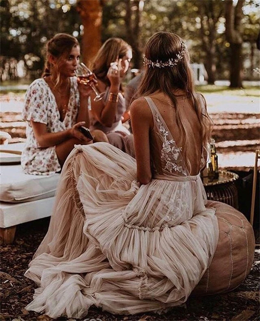 Robe de mariée bohème à décolleté plongeant, sans manches, empire, en tulle superposé et dentelle plissée view 5
