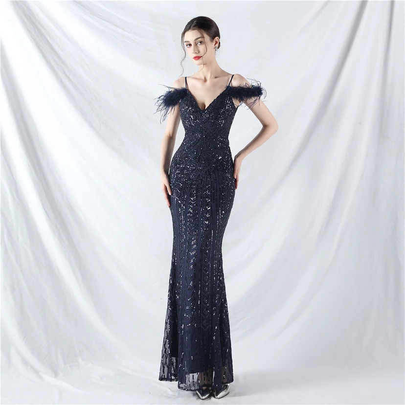 Robe de soirée haut de gamme ornée de perles florales et de plumes d'autruche. view 80