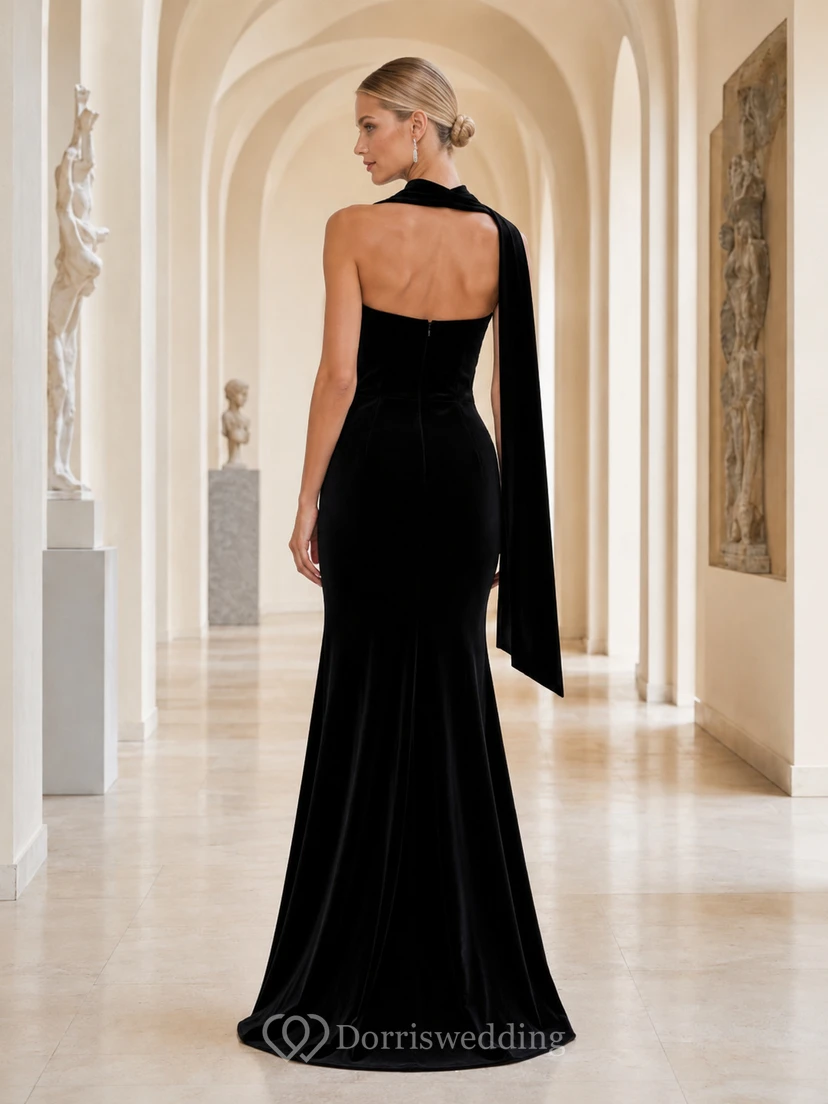 Vestido de invitada de lujo de terciopelo negro sin tirantes hasta el suelo con bufanda de museo view 2