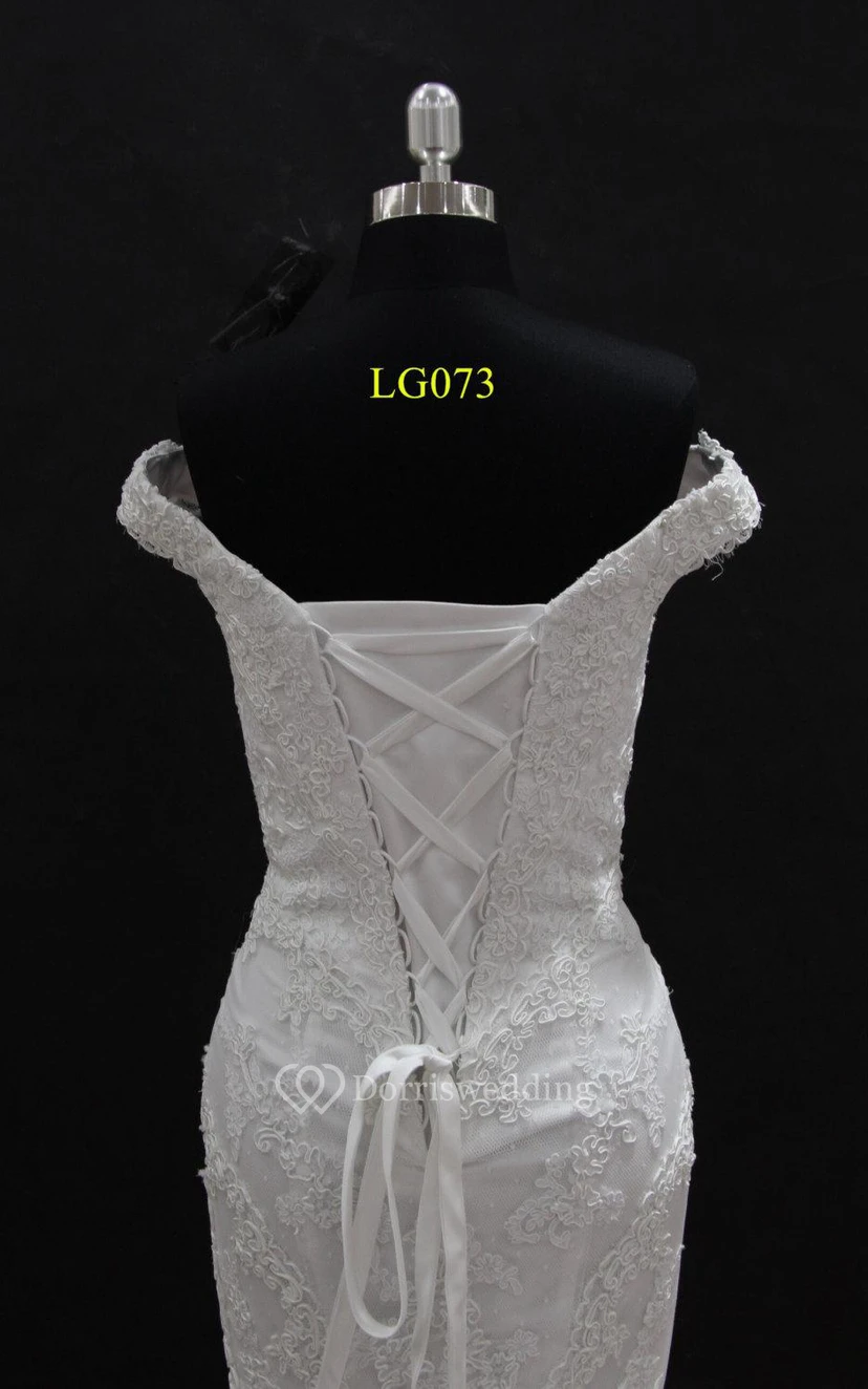 Vestido de sirena con escote en V, encaje, mangas cortas y espalda con cordones. view 2
