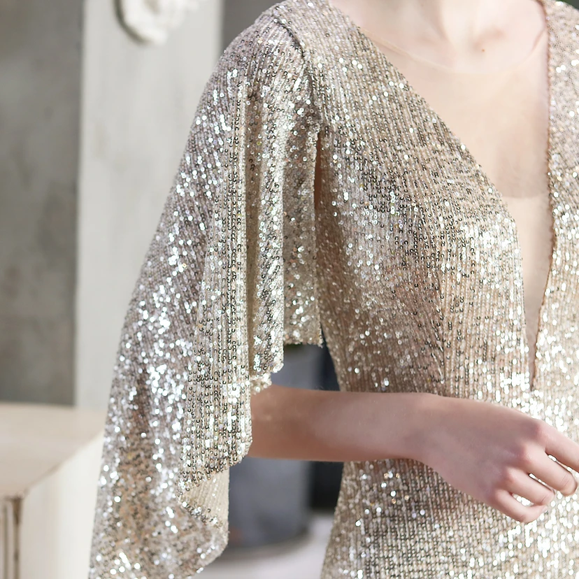 Robe de soirée élégante à paillettes, style sirène, ailes d'ange, idéale pour un banquet ou une réunion. Mannequin automobile. Robe de soirée d'été. view 45