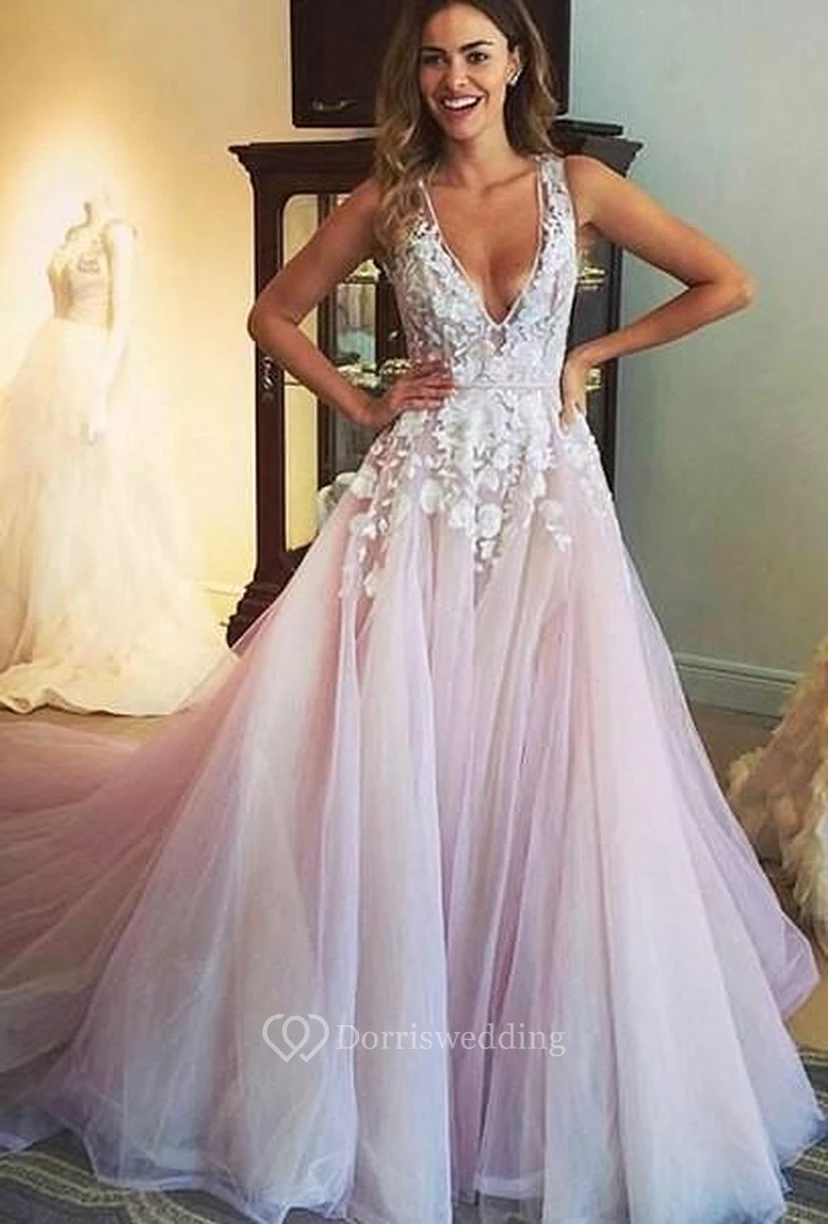 Precioso vestido de fiesta sin mangas con escote en V y apliques de tul.