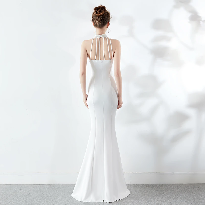 Robe de mariée longue rouge à traîne et col halter, style automne, pour un banquet de mariage ou une soirée. view 6