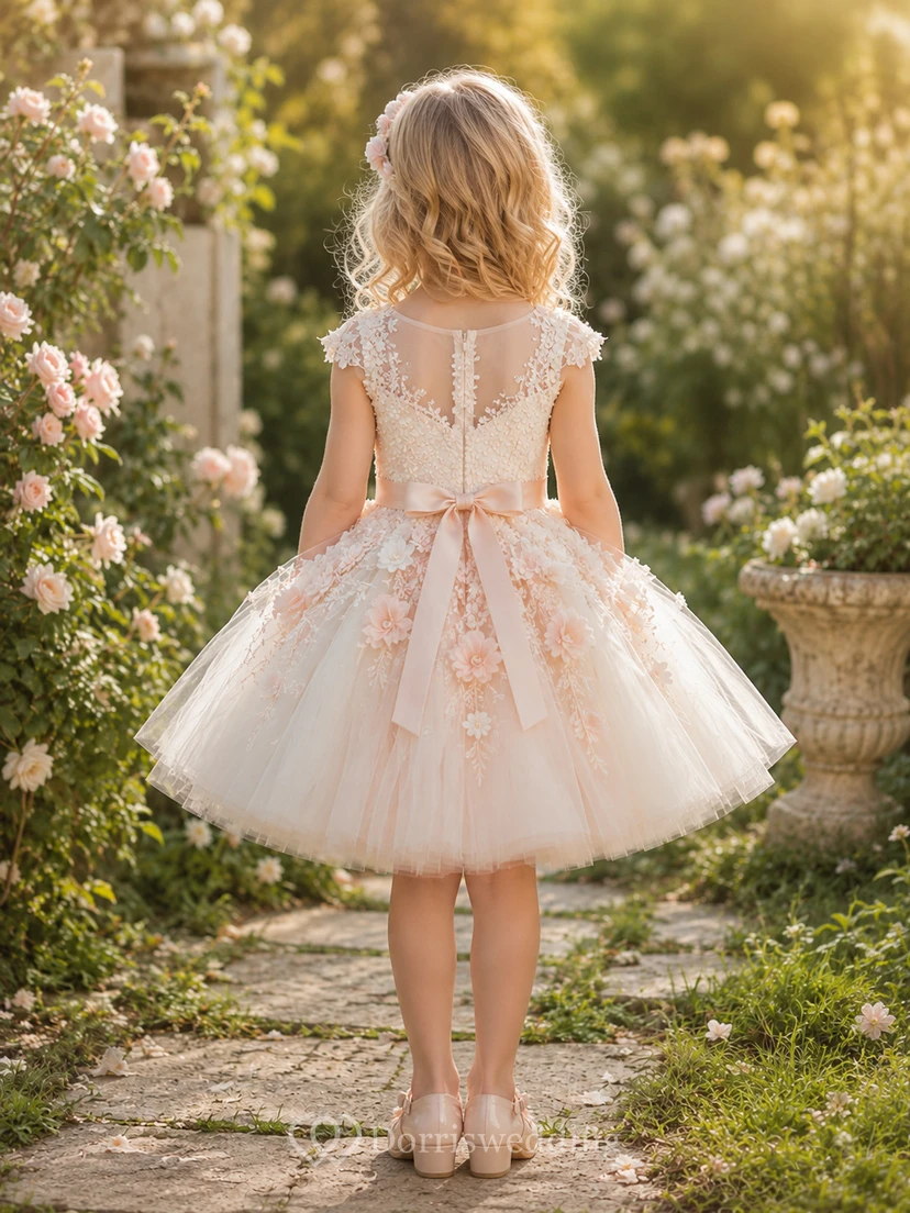 Vestido de niña de flores de tul con mangas abullonadas, corte en A, cuello joya, falda a media pierna y detalle de lazo. view 2