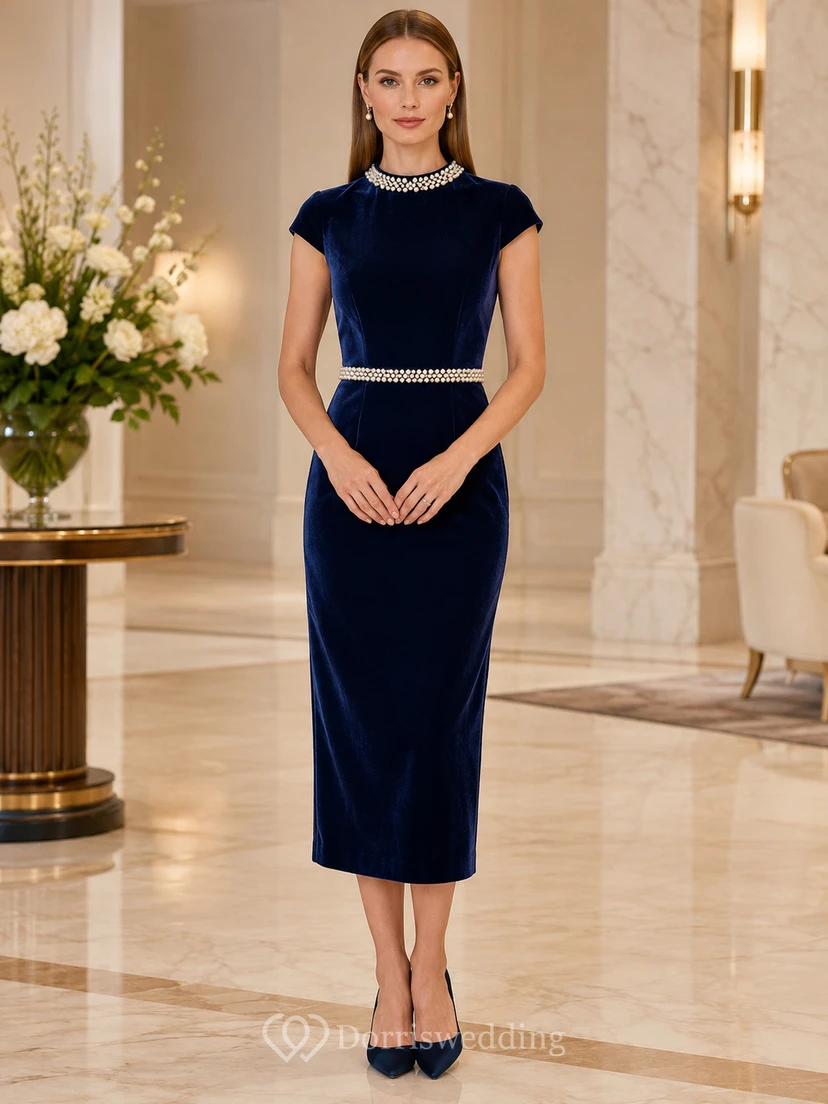 Vestido de cóctel de terciopelo perlado azul marino oscuro con cuello alto, ideal para invitadas.
