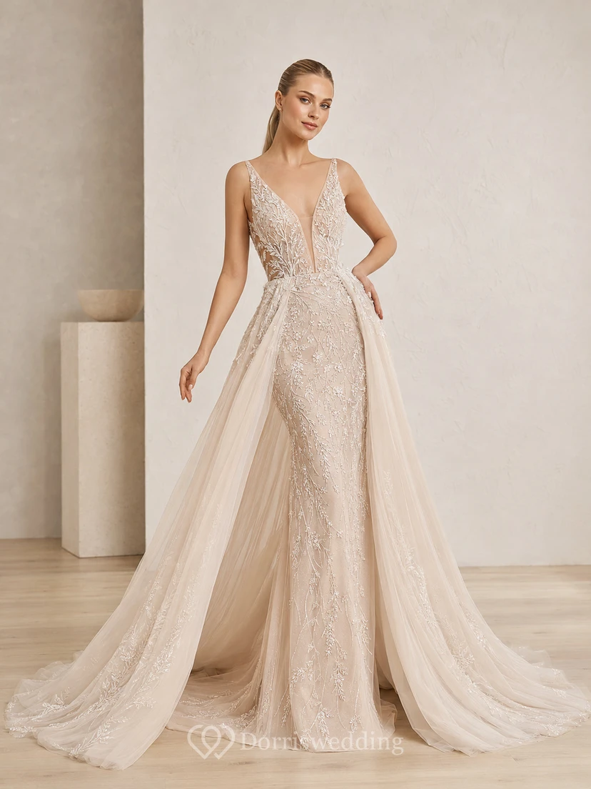 Robe de mariée fourreau en dentelle florale à décolleté plongeant et cape, style cape et jupe de chapelle luxueuse, style spaghetti et dentelle florale