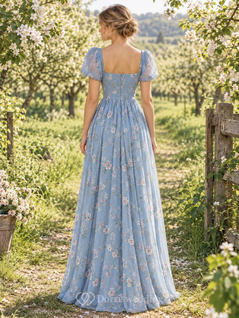 Vestido largo de dama de honor azul cielo con cuello cuadrado y estampado floral, mangas abullonadas, estilo campestre. view 2