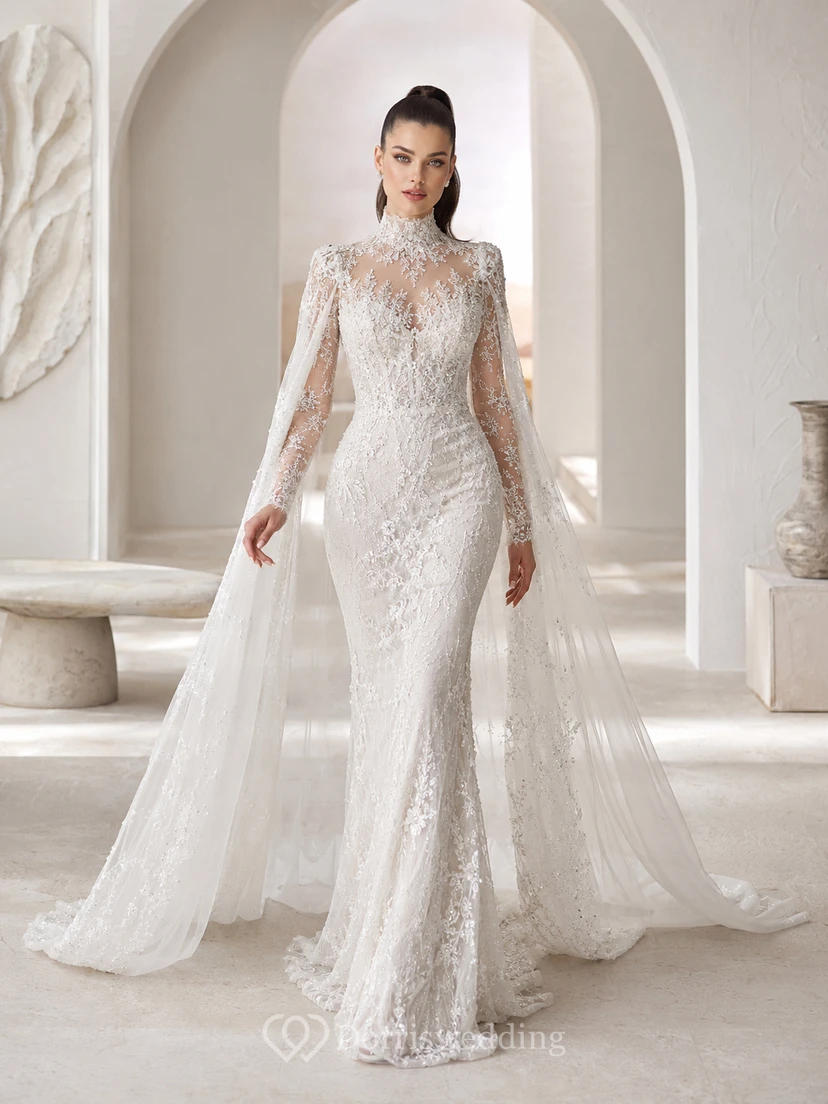 Robe de mariée de luxe pour salle de bal, col montant en dentelle fluide, manches longues, fourreau, traîne chapelle et détails cape