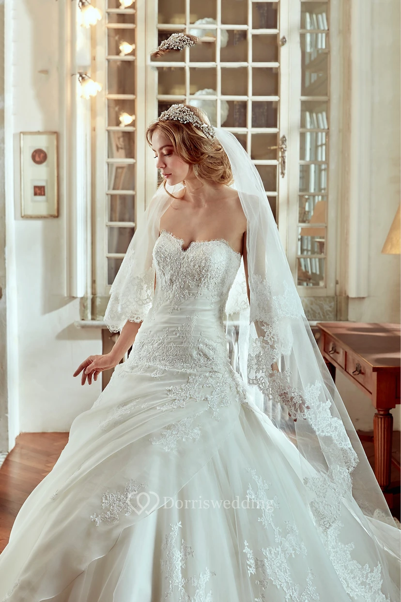 A-Linien-Brautkleid mit herzförmigem Ausschnitt, seitlicher Drapierung und Stickereien view 3