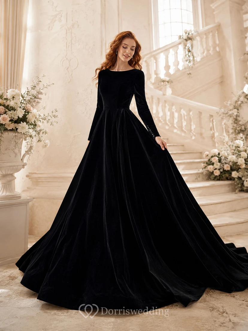 Robe de mariée noire bateau en velours à manches longues et coupe trapèze avec traîne courte