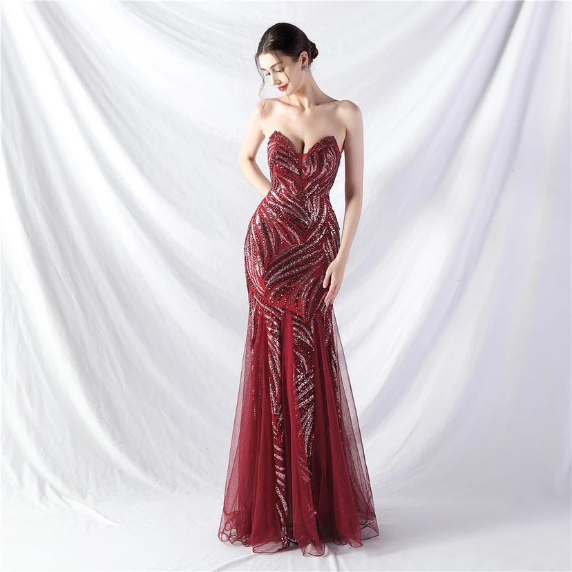 Schwer gearbeitetes, perlenbesetztes Abendkleid aus Netzgewebe mit superdichter Paillettenbesatz view 84