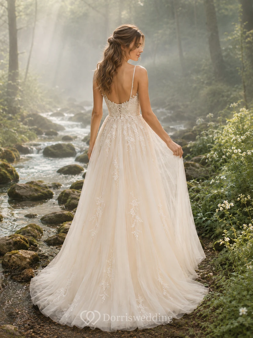 Tüllkleid mit Herzausschnitt und Trägern in A-Linie, nebelverhangen, Waldmotiv view 2