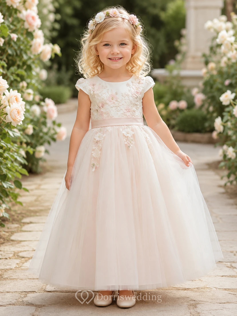Robe de demoiselle d'honneur en dentelle rose poudré et tulle, coupe trapèze, manches courtes, col rond, longueur thé