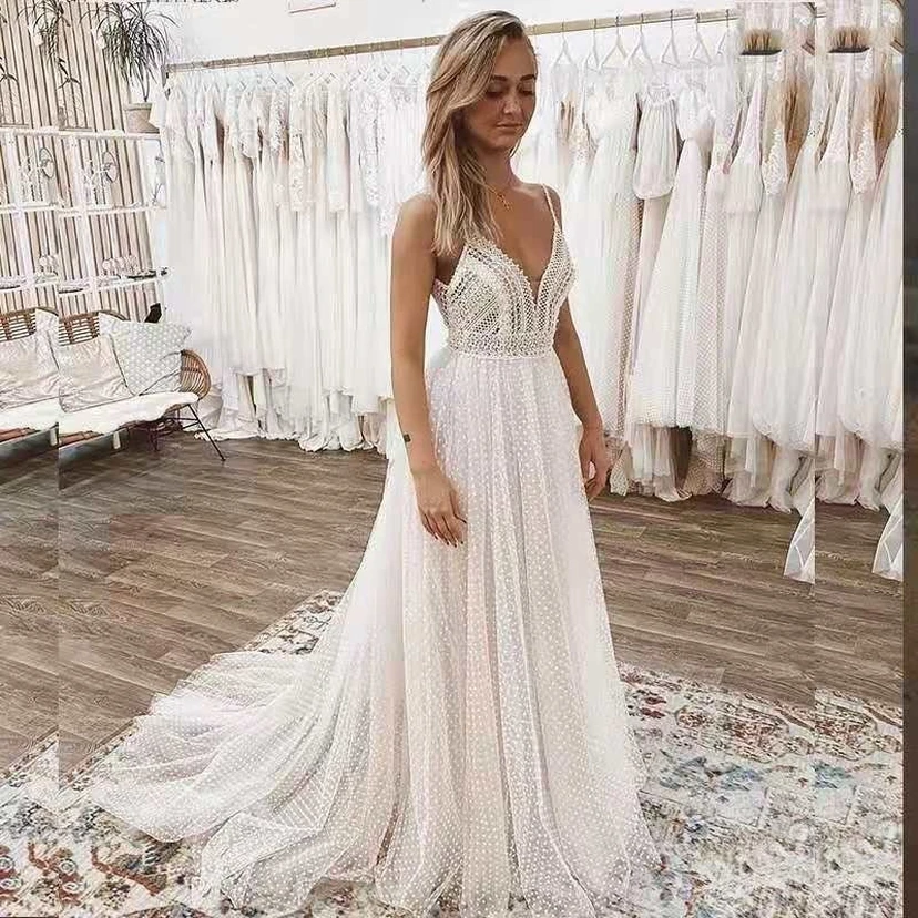 Robe de mariée empire exquise en dentelle spaghetti, coupe trapèze, style plage.