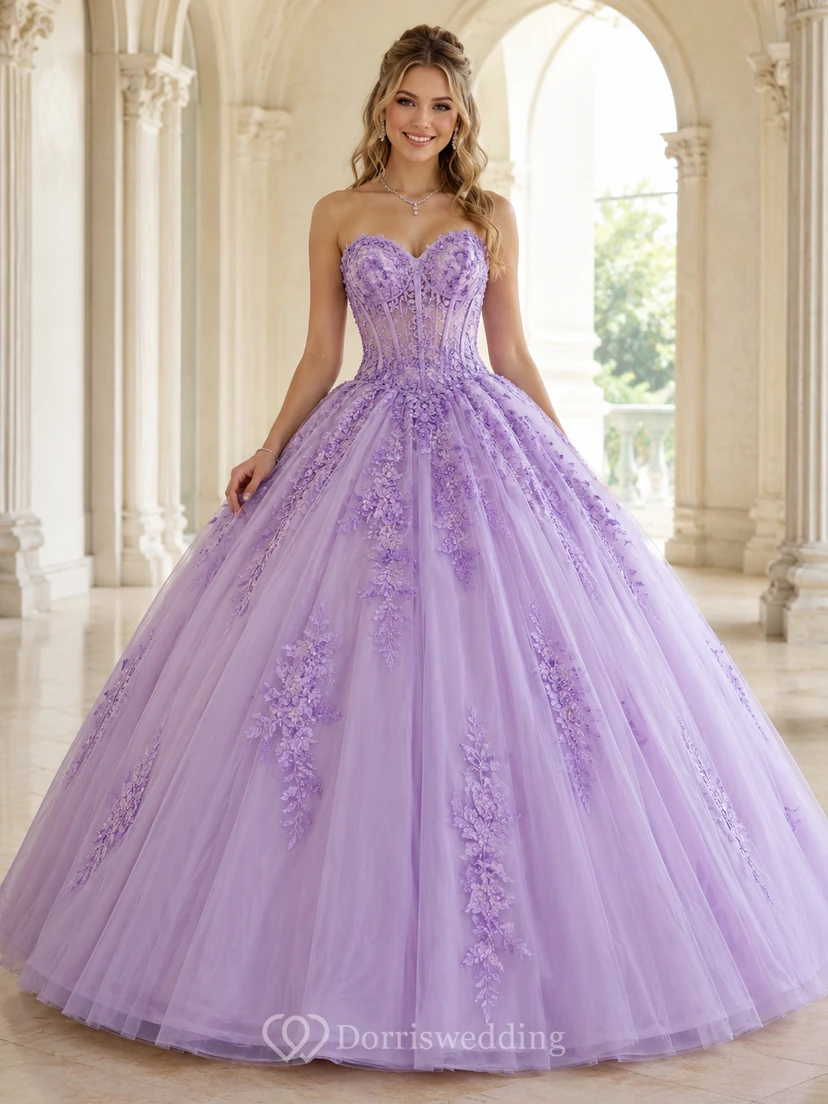 Vestido de princesa de quinceañera de lujo color lila, sin tirantes, con escote corazón, apliques de encaje y tul.