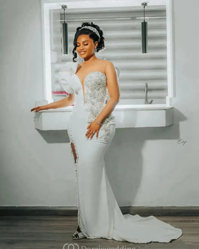 Robe de mariée glamour asymétrique en satin ornée de perles view 3