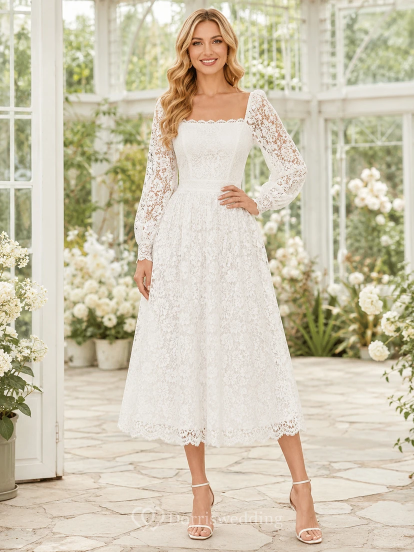 Robe de mariée romantique en dentelle, coupe trapèze, longueur thé, manches longues carrées, style trapèze, ornée de fleurs et de style Heritage.