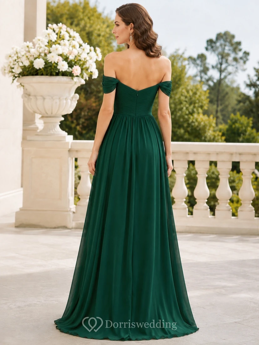 Robe de soirée plissée longue en mousseline vert foncé, épaules dénudées et décolleté cœur. view 2
