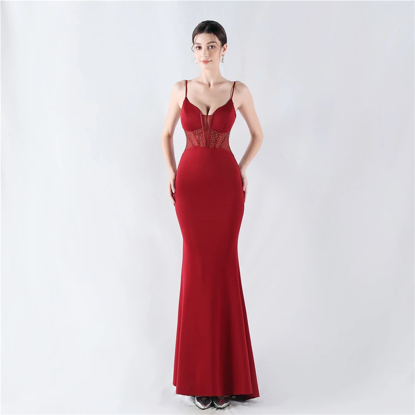 Gilet gainant en maille à motif diamant, robe de soirée sirène à bretelles fines et décolleté en V view 9