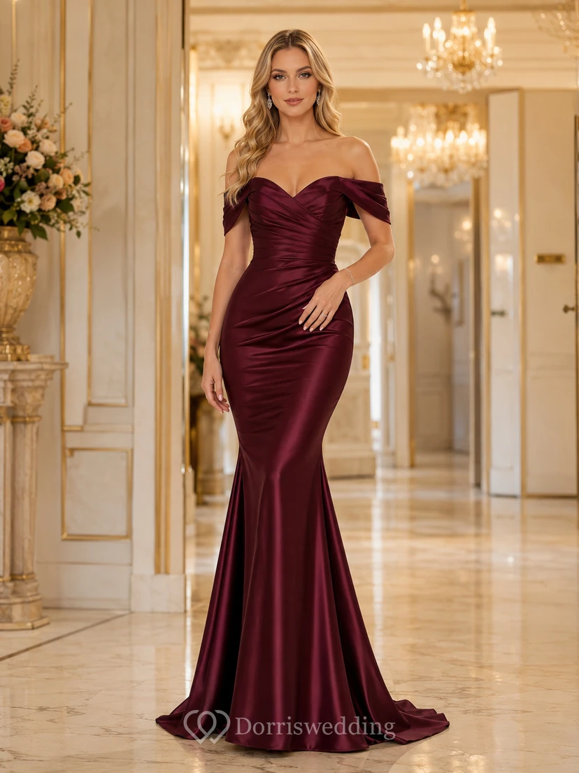 Vestido largo de satén fruncido de corte sirena color burdeos con hombros descubiertos para invitadas.