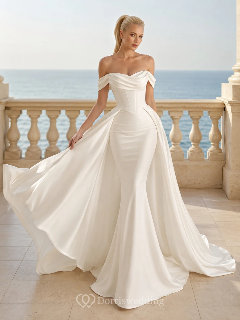 Robe de mariée trapèze en satin drapé à épaules dénudées et manches courtes, coupe chapelle, en satin drapé.