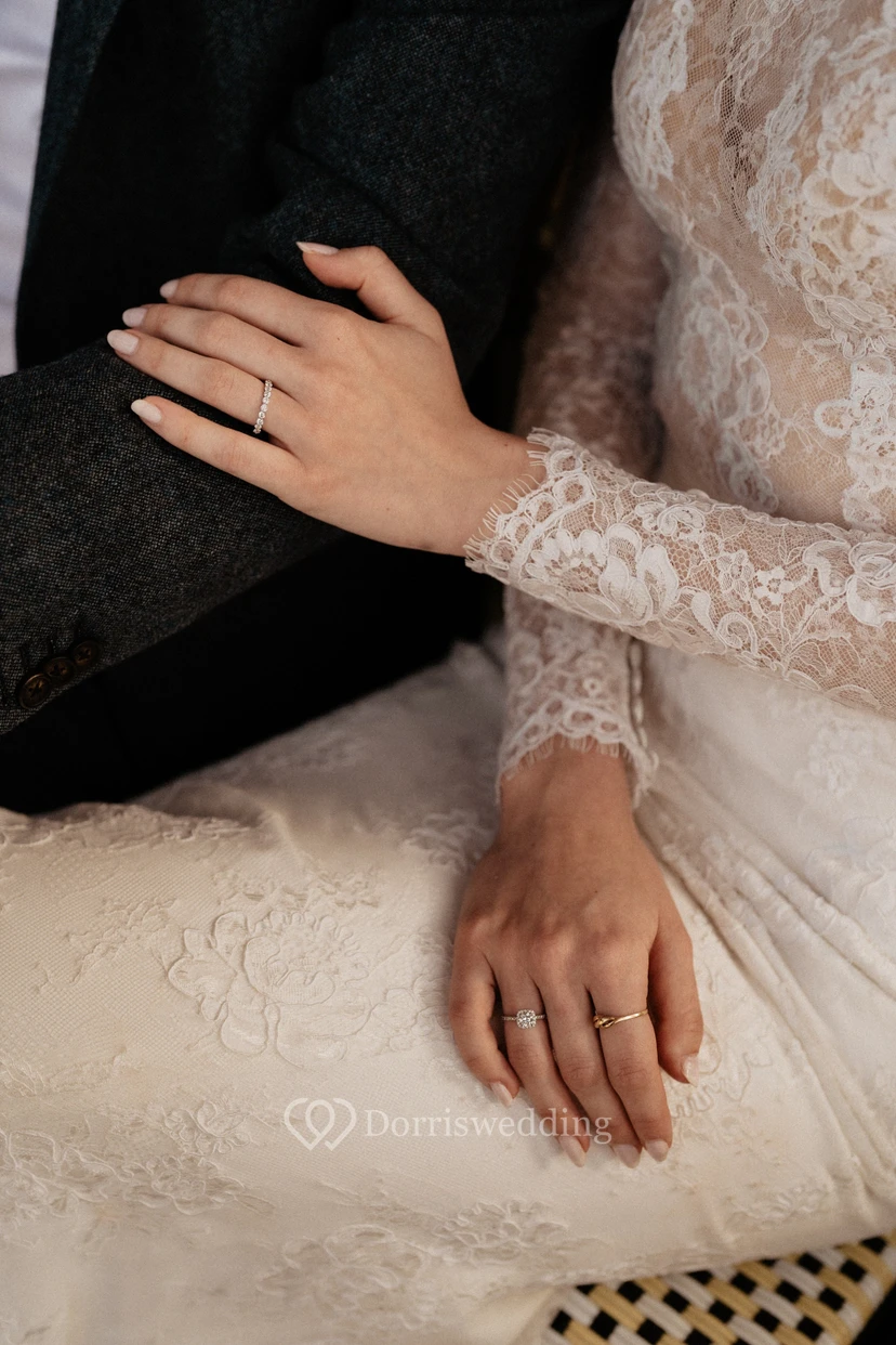 Vestido de novia ajustado de encaje con mangas largas | Body de novia de encaje view 9