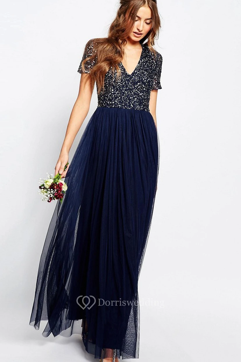 A-Linien-Brautjungfernkleid aus blauem Chiffon mit V-Ausschnitt, Perlenbesatz, kurzen Ärmeln und Falten, bodenlang